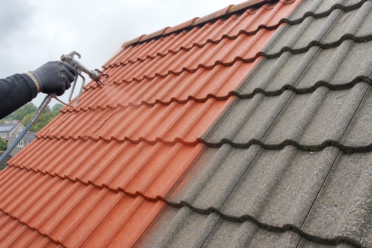 Dakcoating wordt aangebracht op verouderde dakpannen
