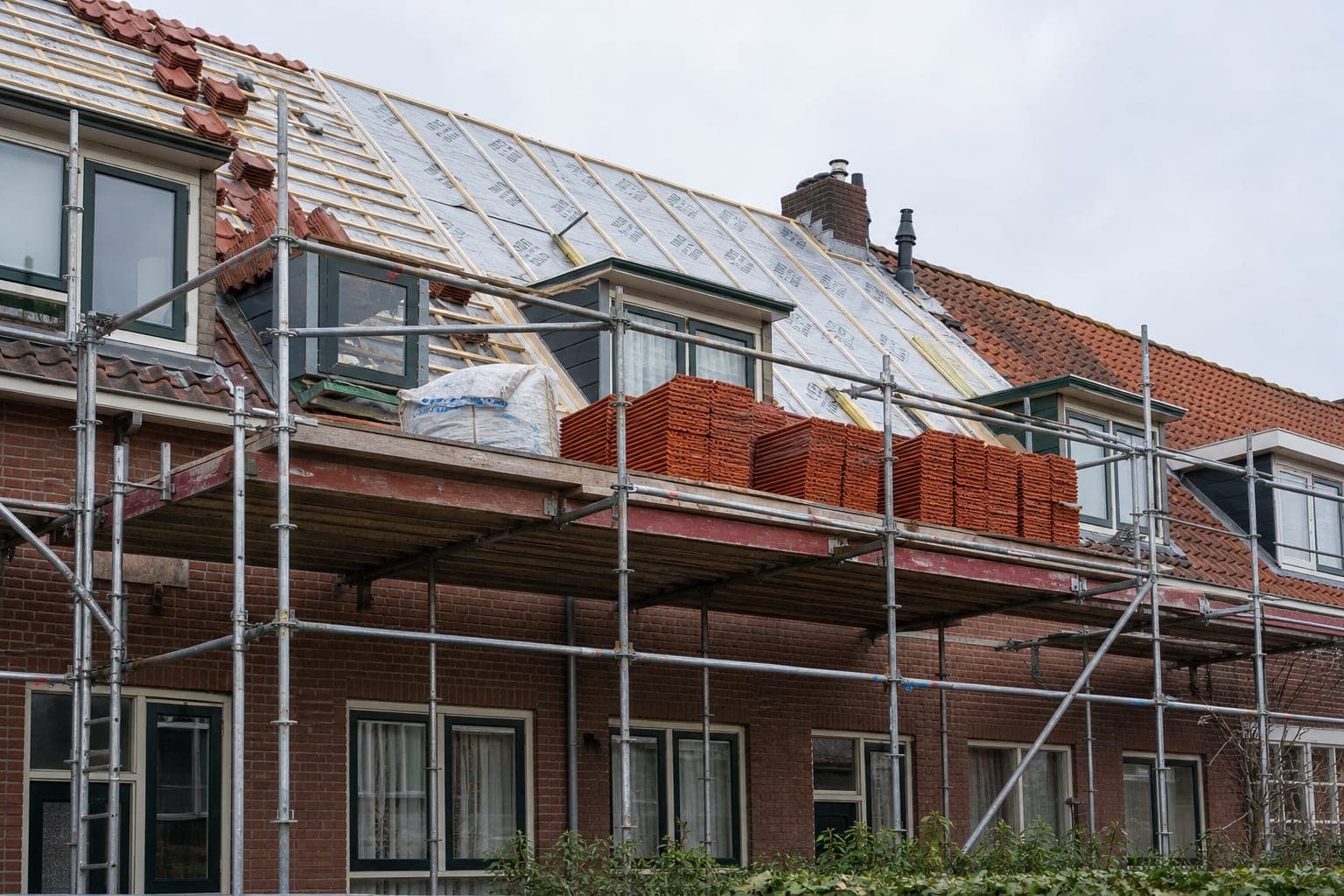 Woning in de steigers tijdens een complete dakrenovatie